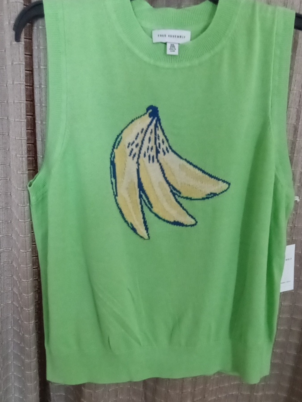 Green Banana-Graphic Sleeveless Sweater Top